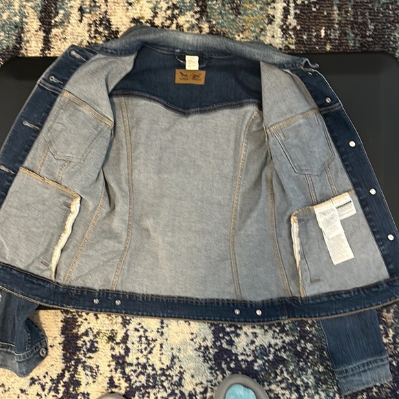 Ladies size small Levi’s jean jacket. - Picture 6 of 8